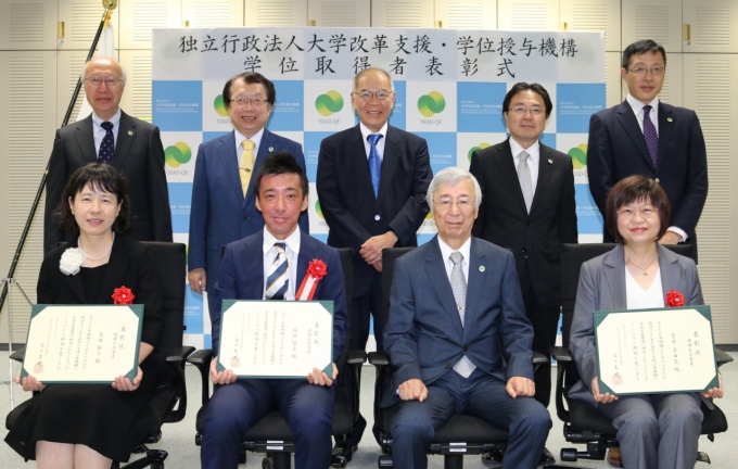 学位取得者表彰式記念写真