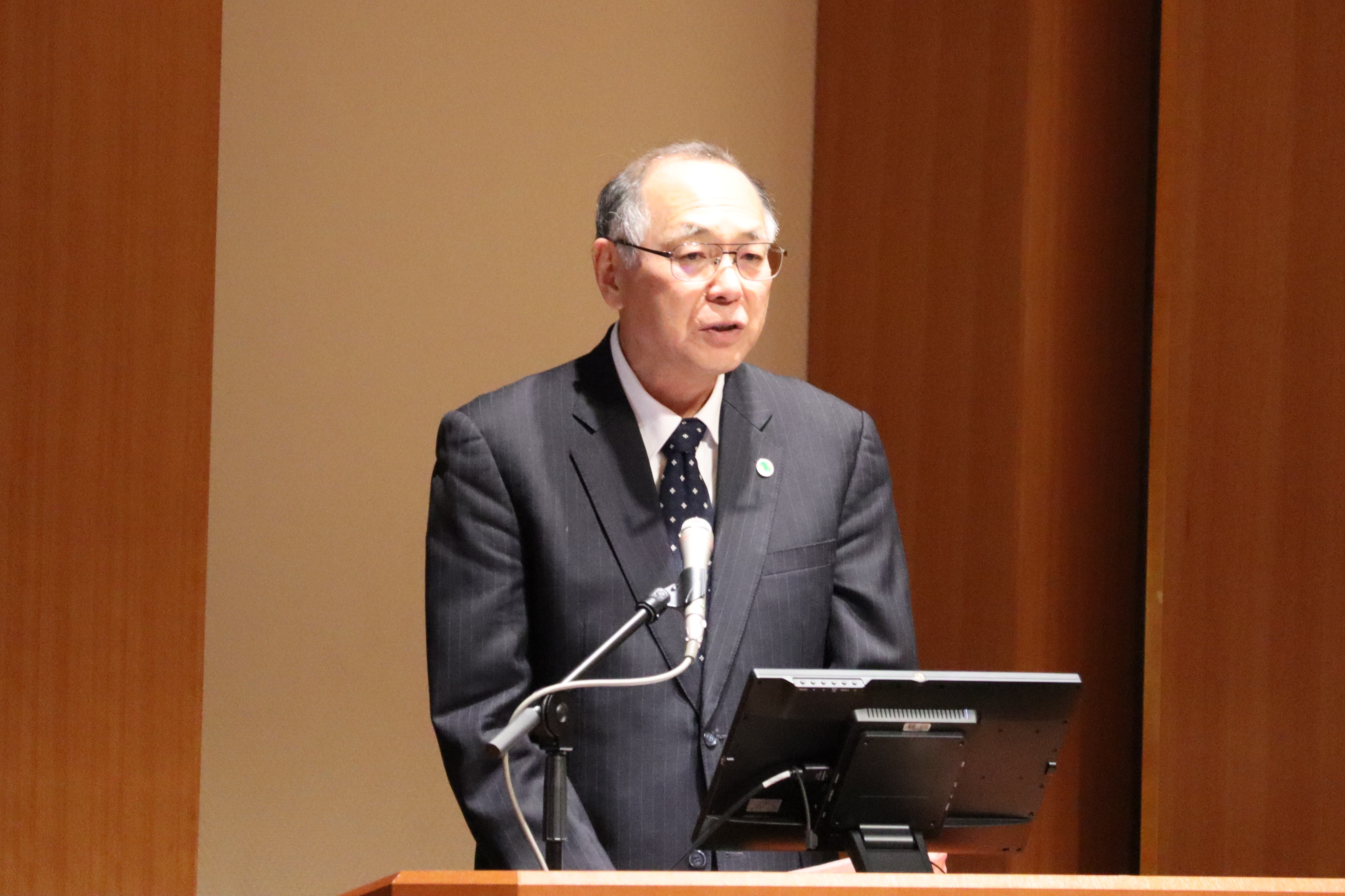 令和７年度大学等の理系転換・拡充による人材育成機能強化会議にて、大学改革支援・学位授与機構西田理事が開会挨拶をしている。