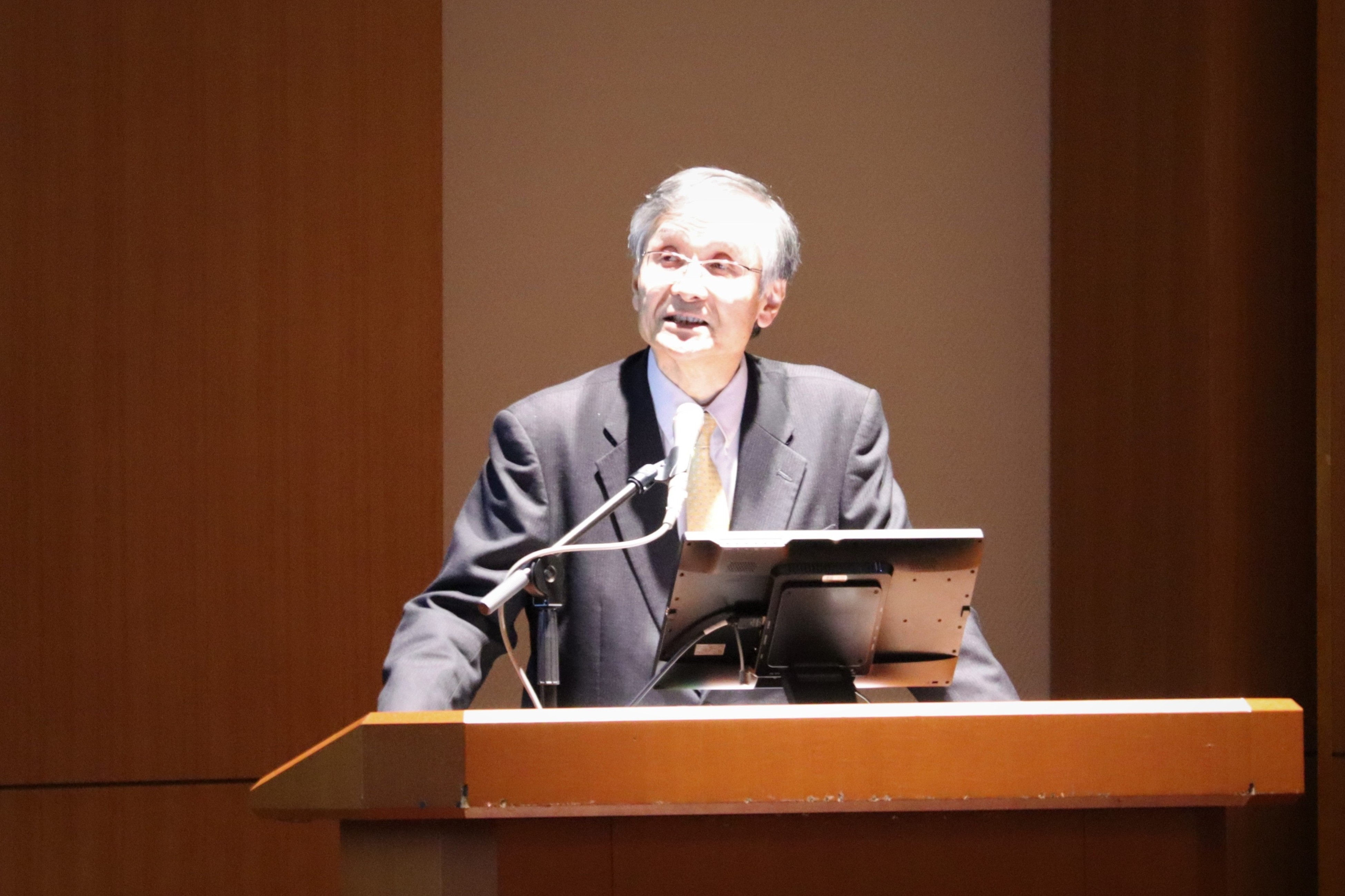 令和７年度大学等の理系転換・拡充による人材育成機能強化会議にて、大学・高専機能強化支援事業選定委員会安浦委員長が挨拶をしている。