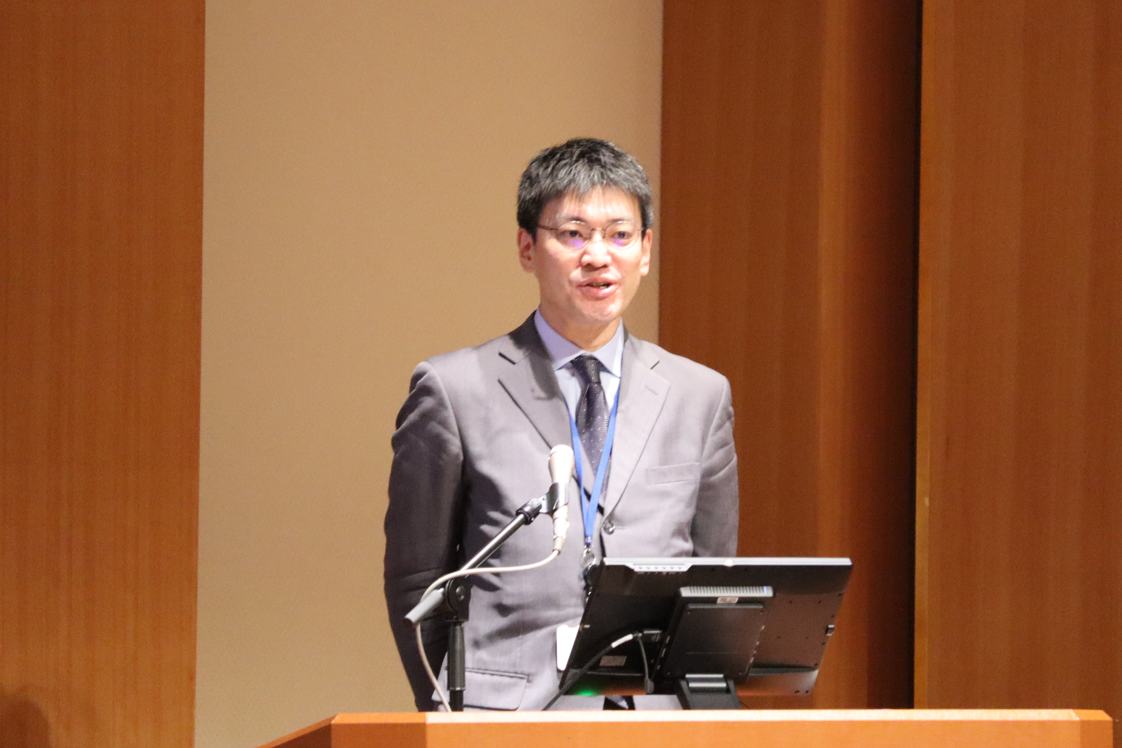 令和７年度大学等の理系転換・拡充による人材育成機能強化会議にて、文部科学省初等中等教育局（高等学校担当）付参事官補佐菊池氏が、DXハイスクール事業における高大連携について講演をしている。