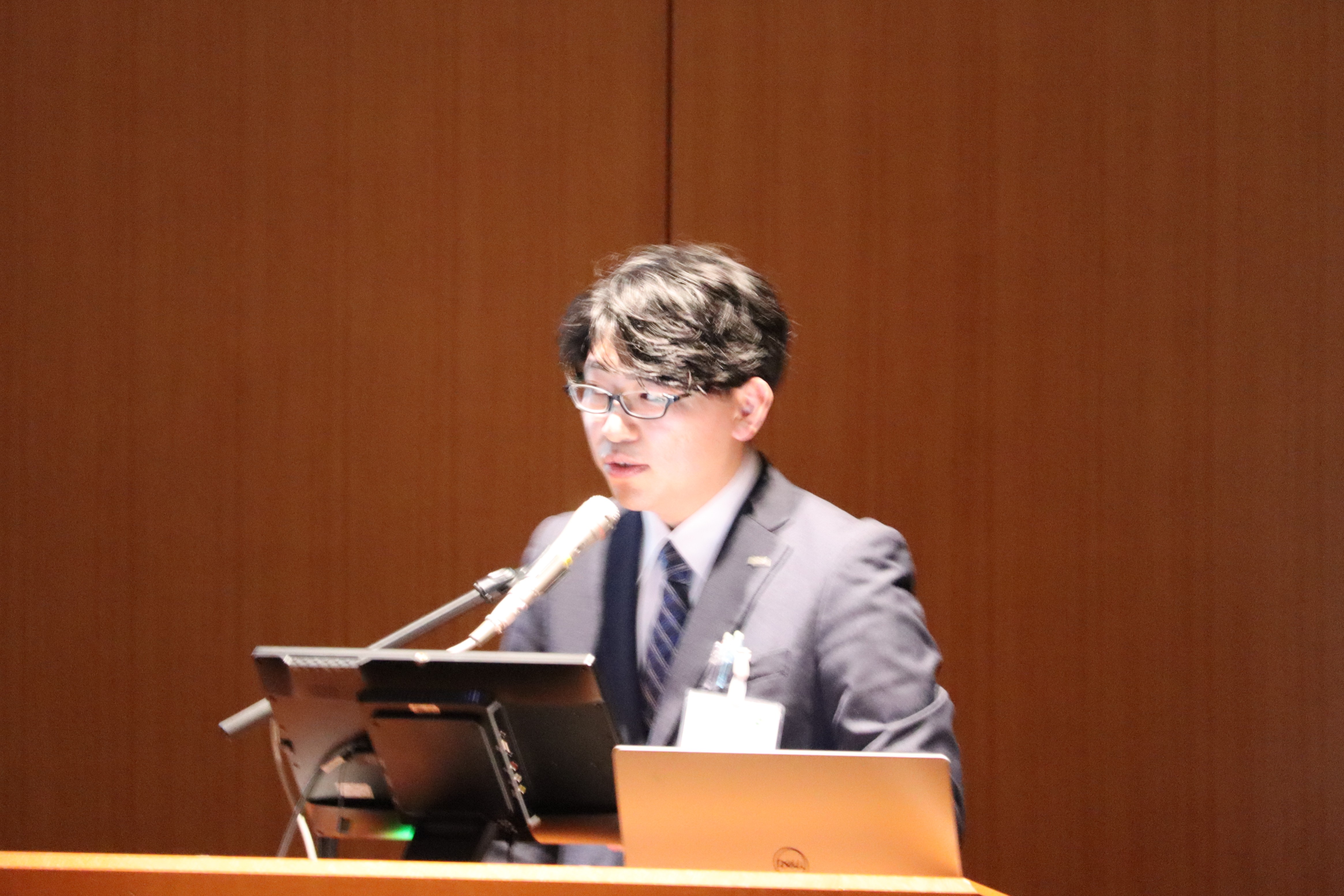 令和７年度大学等の理系転換・拡充による人材育成機能強化会議にて、鶴見製紙株式会社製造本部品質管理兼DX推進課長中村氏が、「勘と経験」を「データ」に変える～鶴見製紙の製造現場DX～について講演をしている。