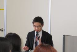 文部科学省高等教育局高等教育企画課大学設置・評価室 鈴木室長による講演の様子