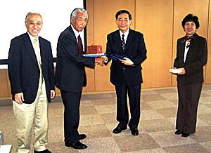 記念品交換写真